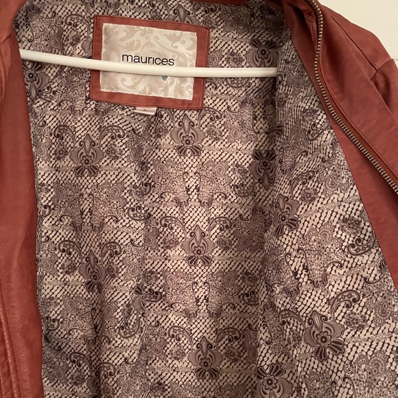 Maurices faux leather jacket size Large. Some wear and tear - Picture 4 of 6